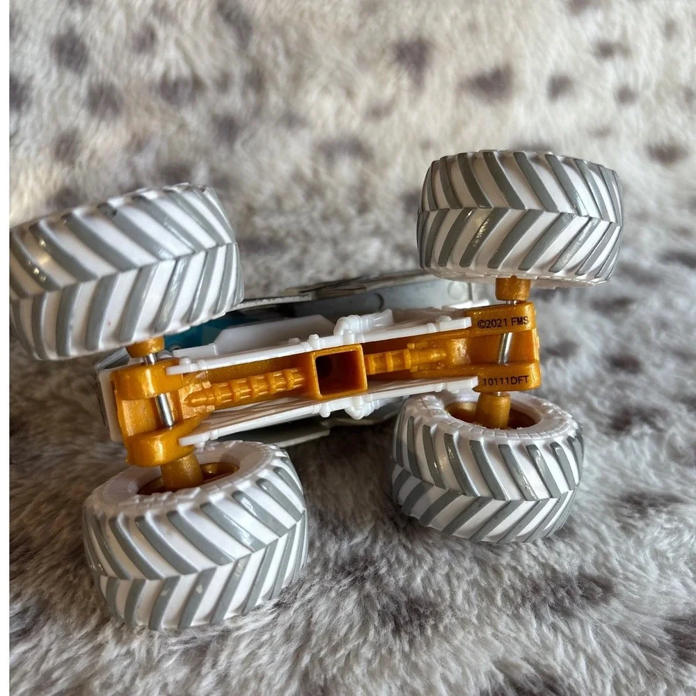 Monster Jam Earth Shaker Monster Truck 1:64 Scale White Gold 2021 FMS 10111DFT
